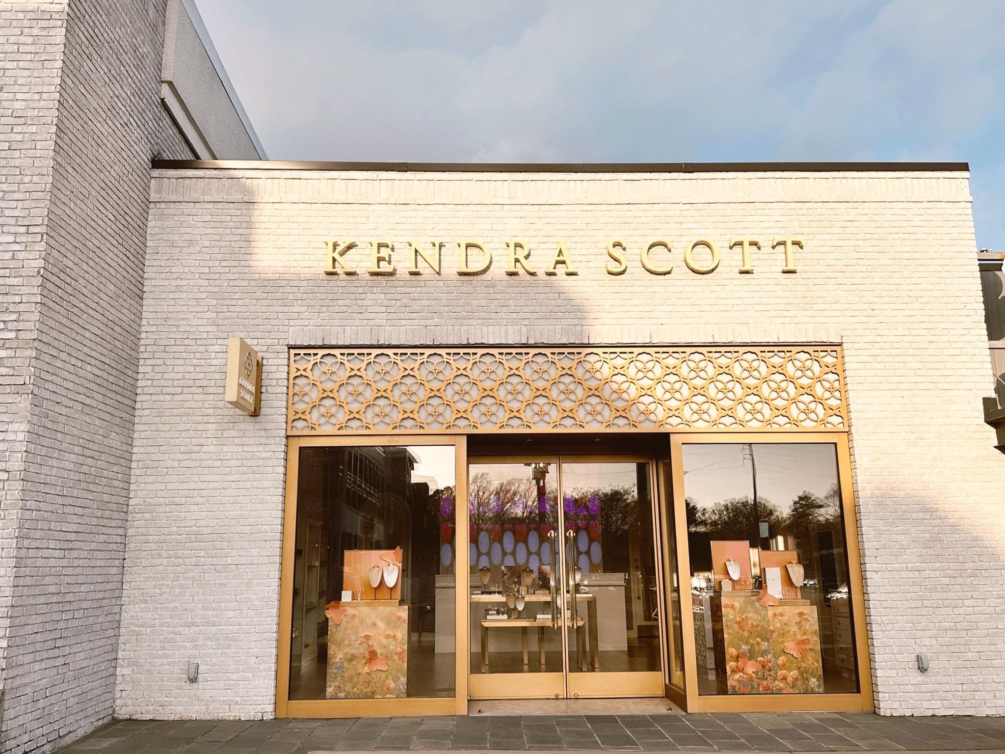 exterior of kendra scott in jackson, ms at highland village shopping center