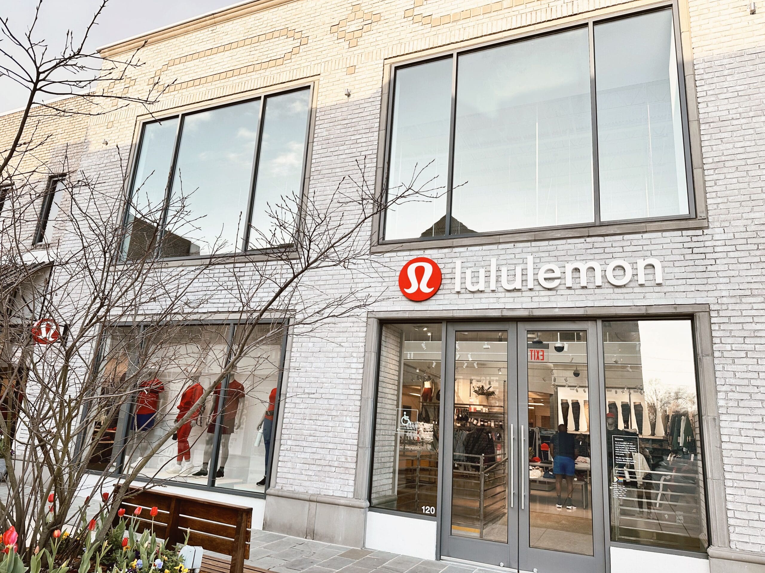 exterior of lululemon in jackson, mississippi