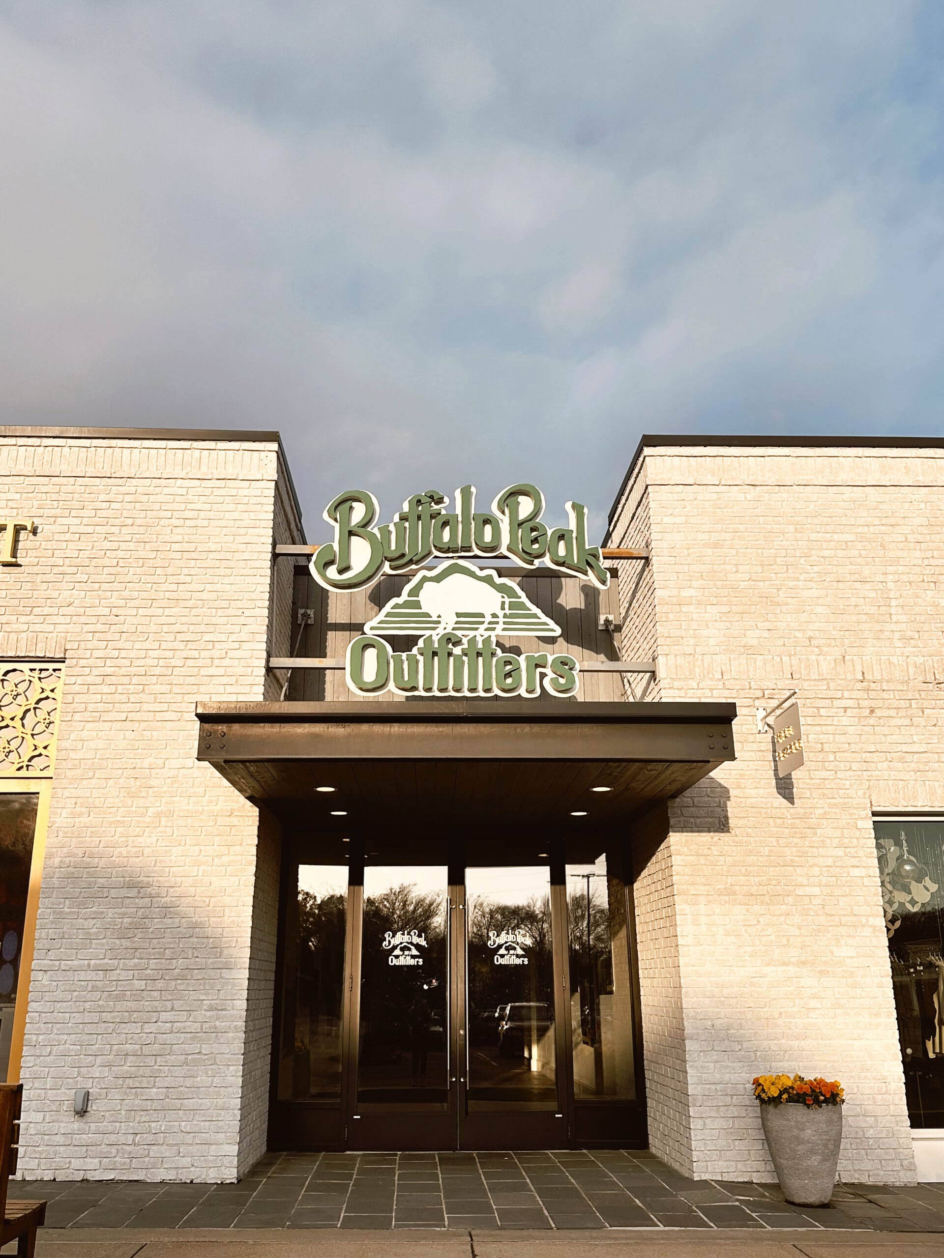 exterior of buffalo peak outfitters in jackson, ms