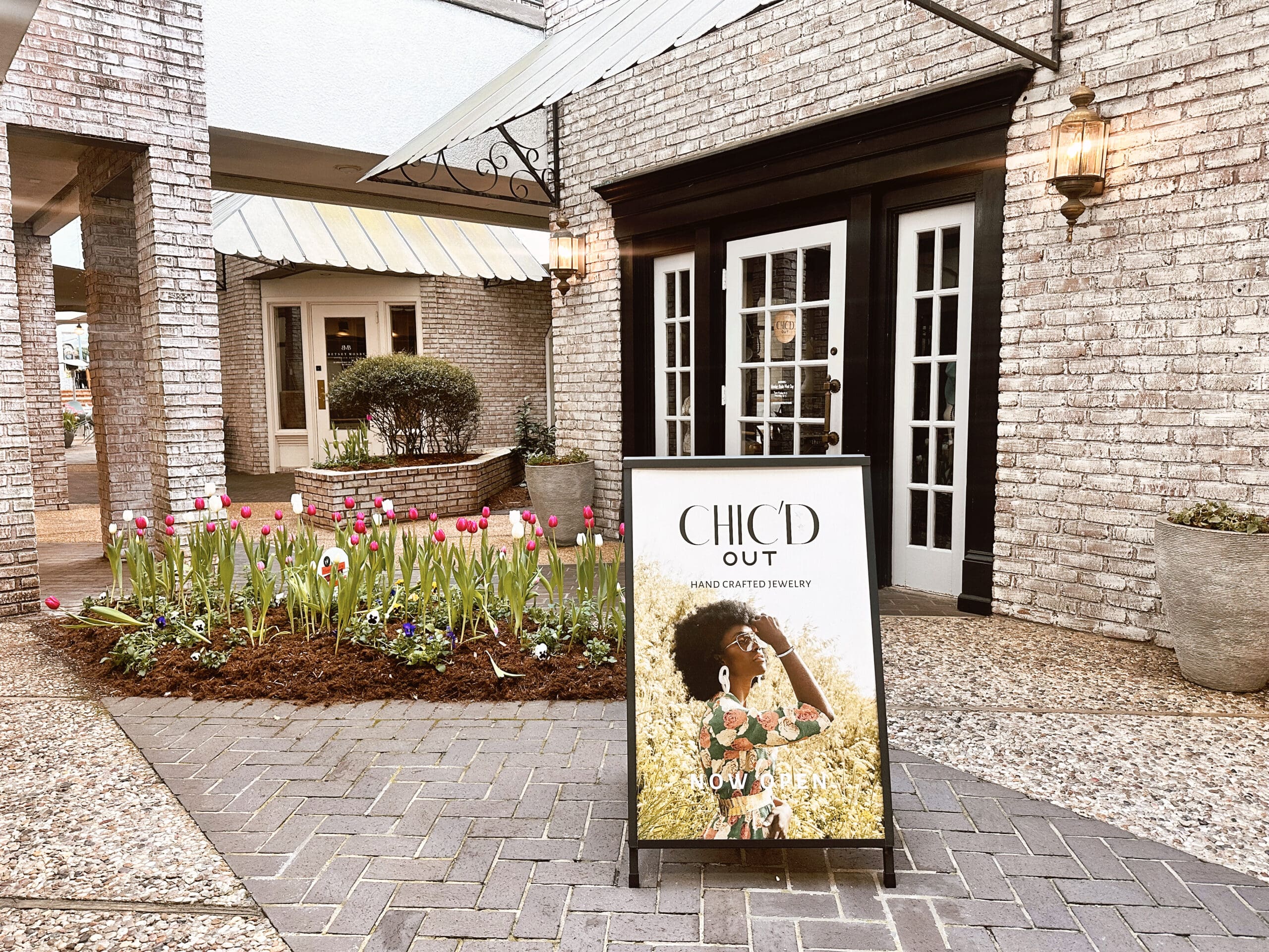 exterior sign outside of chic'd out designs
