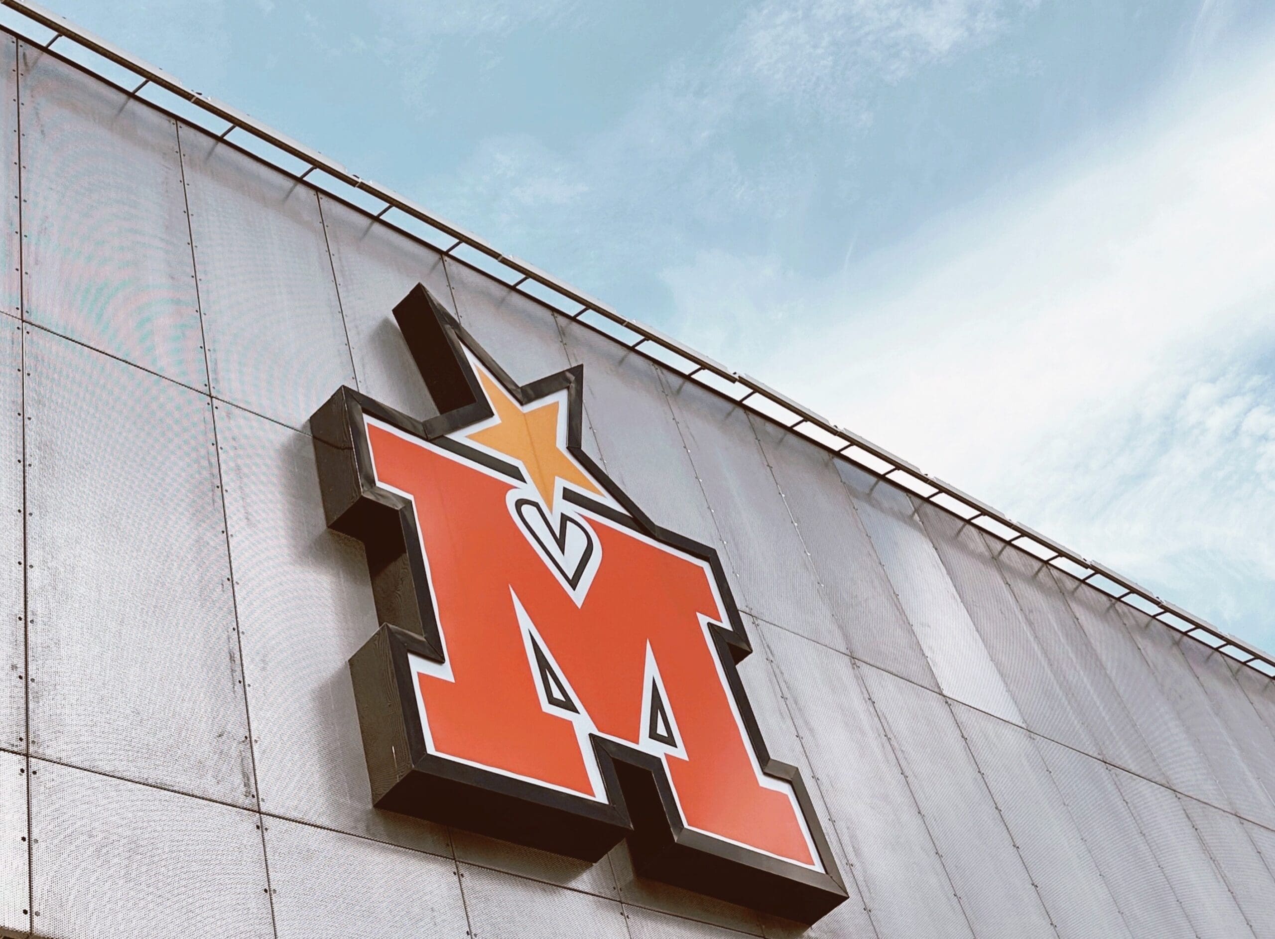 logo on the side of ms sports hall of fame